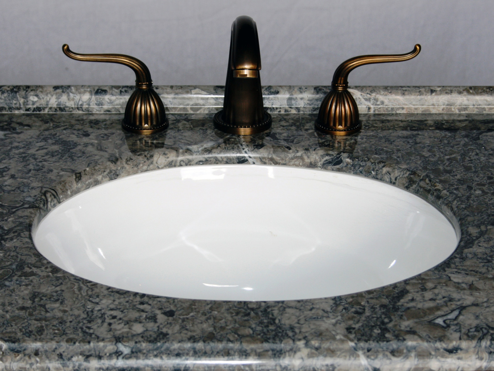 32-Inch Antique Style Single Sink Bathroom Vanity Model 2205-505 GY