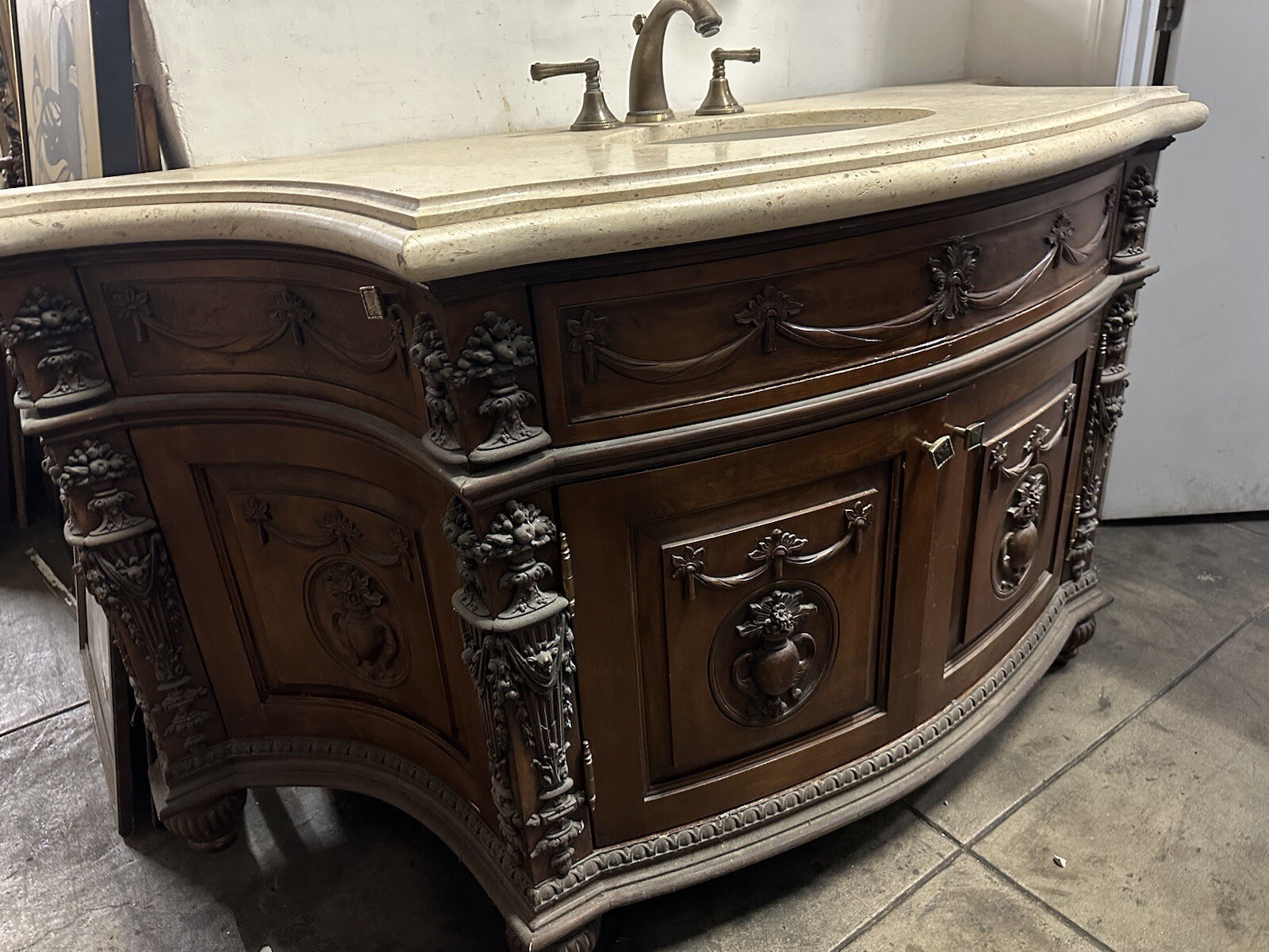 Stone Top Vanity In Lebelvedere Castle 68×27