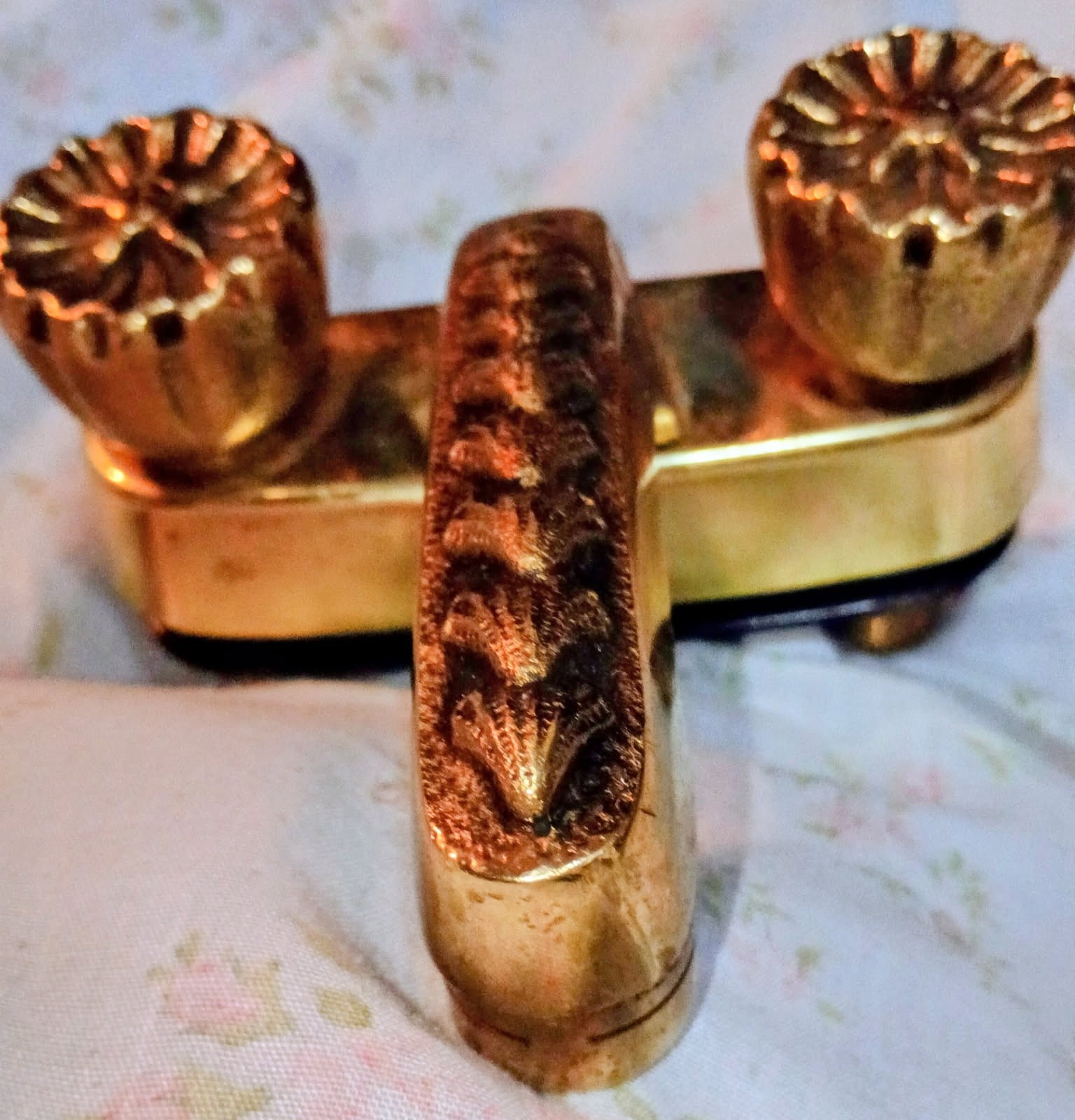 antique brass bathroom faucet and accessories