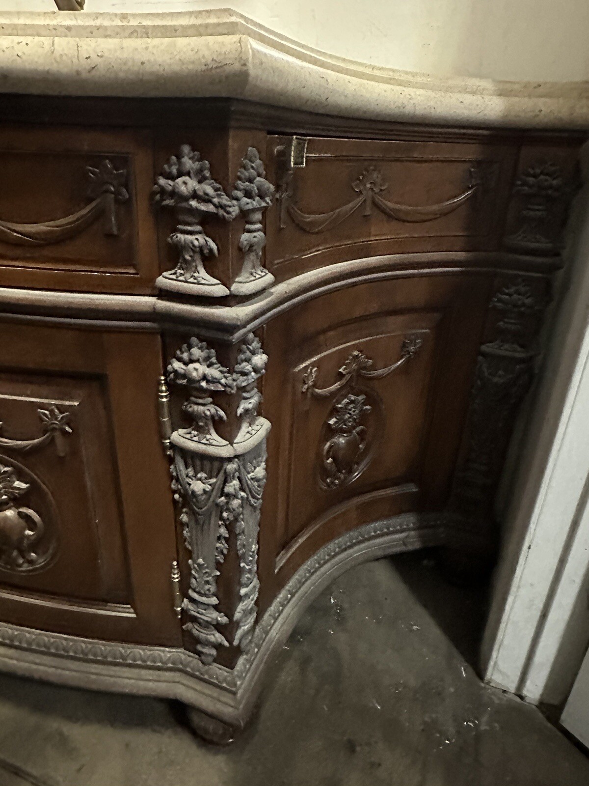 Stone Top Vanity In Lebelvedere Castle 68×27