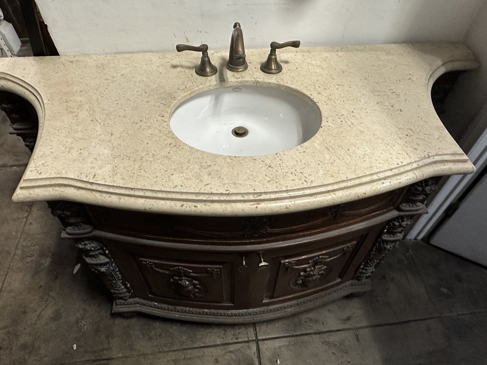 Stone Top Vanity In Lebelvedere Castle 68×27