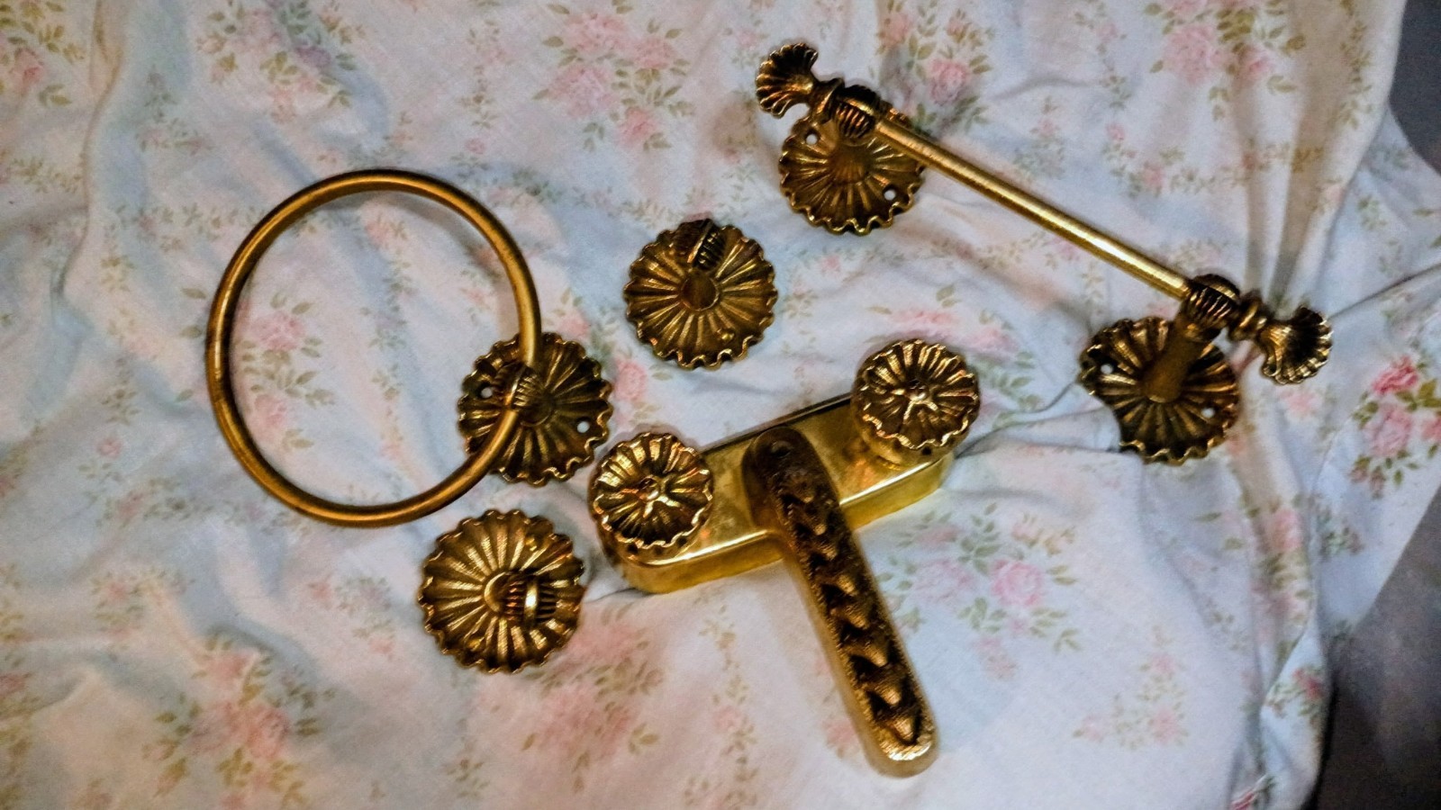 antique brass bathroom faucet and accessories