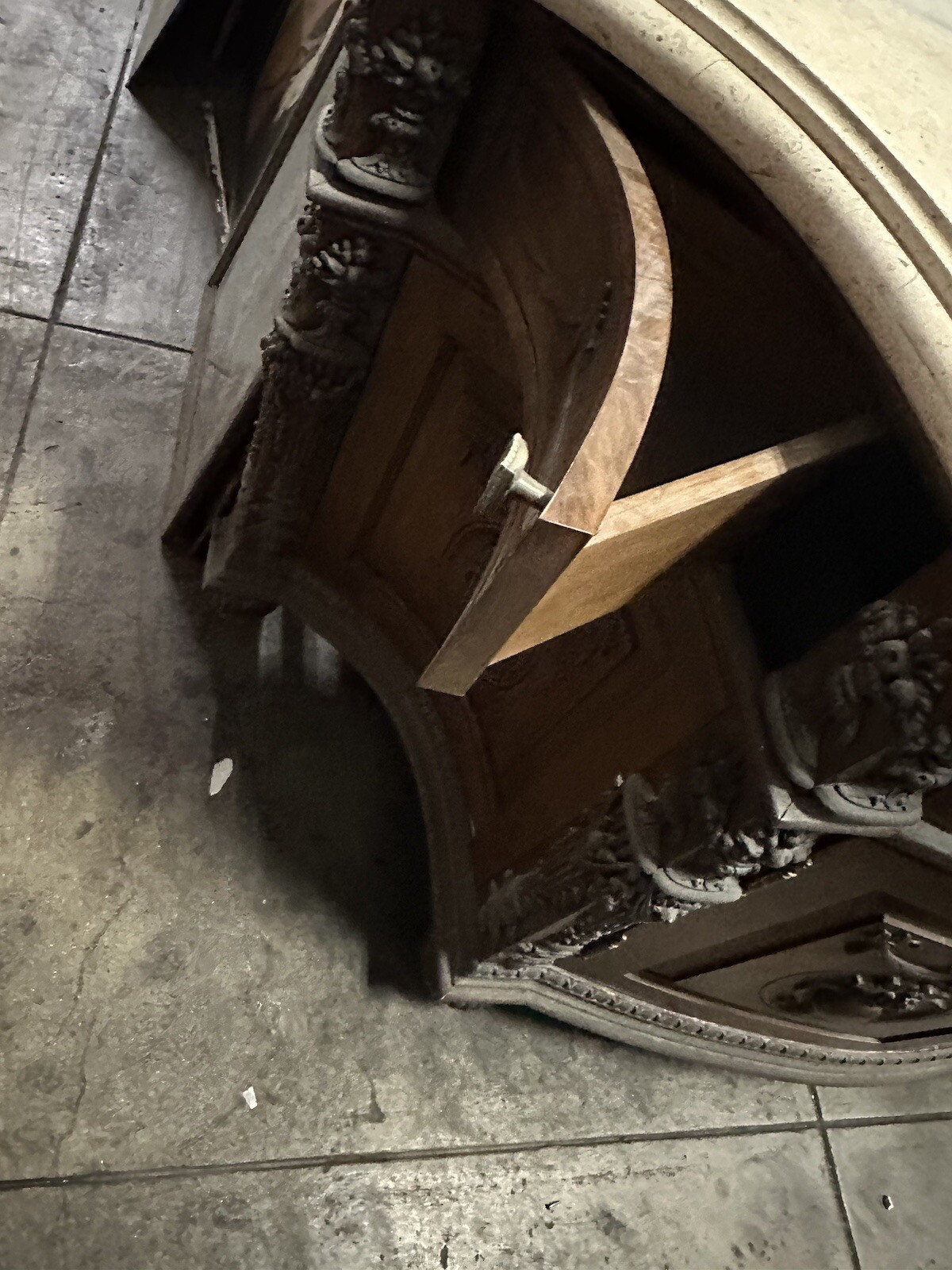 Stone Top Vanity In Lebelvedere Castle 68×27