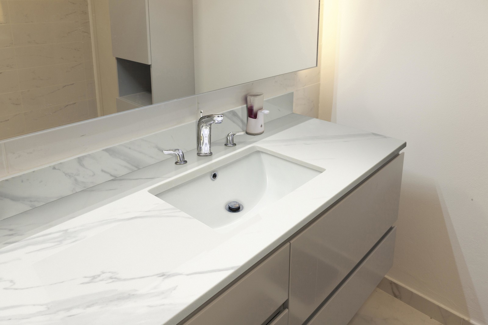 Ackland AKFVNEM49X22P-SB LustreLine 49 in. x 22 in. Integrated – Velisse Plume