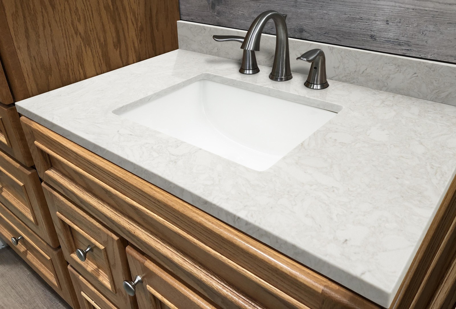Ackland AKFVNEM37X22P-SB LustreLine 37 in. x 22 in. Integrated – Twilight Grisea