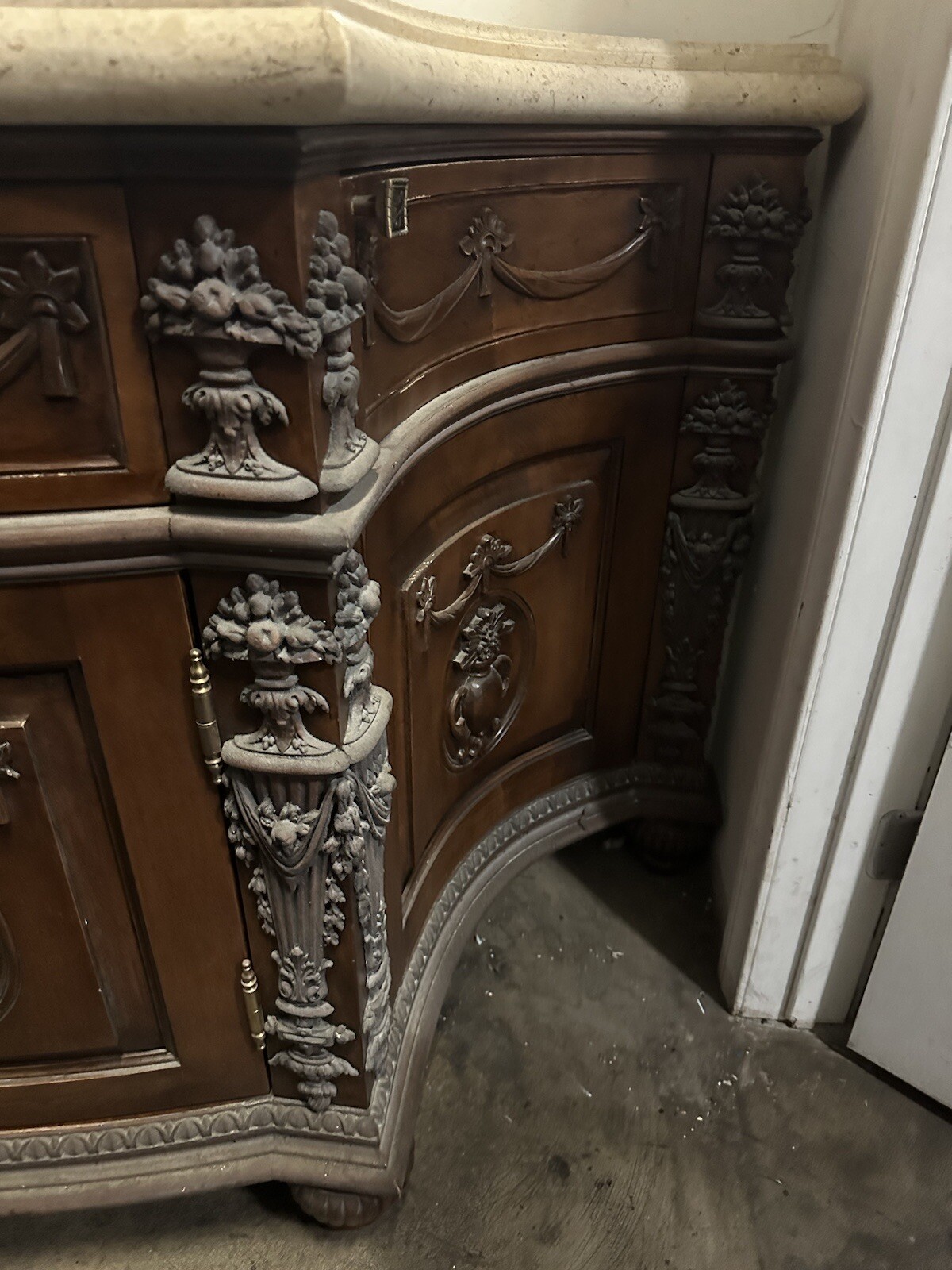 Stone Top Vanity In Lebelvedere Castle 68×27