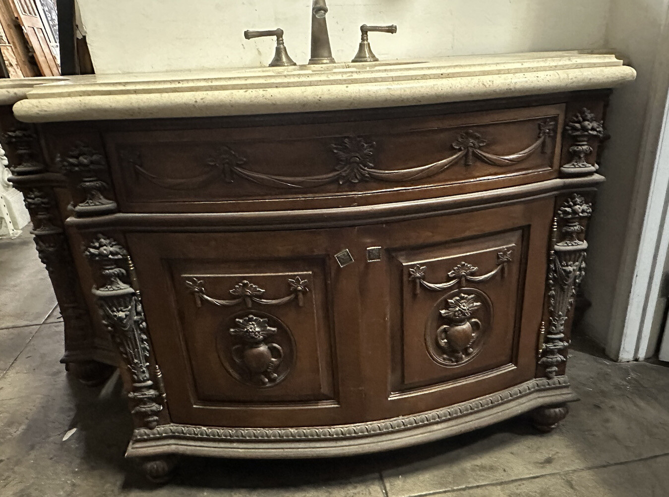 Stone Top Vanity In Lebelvedere Castle 68×27