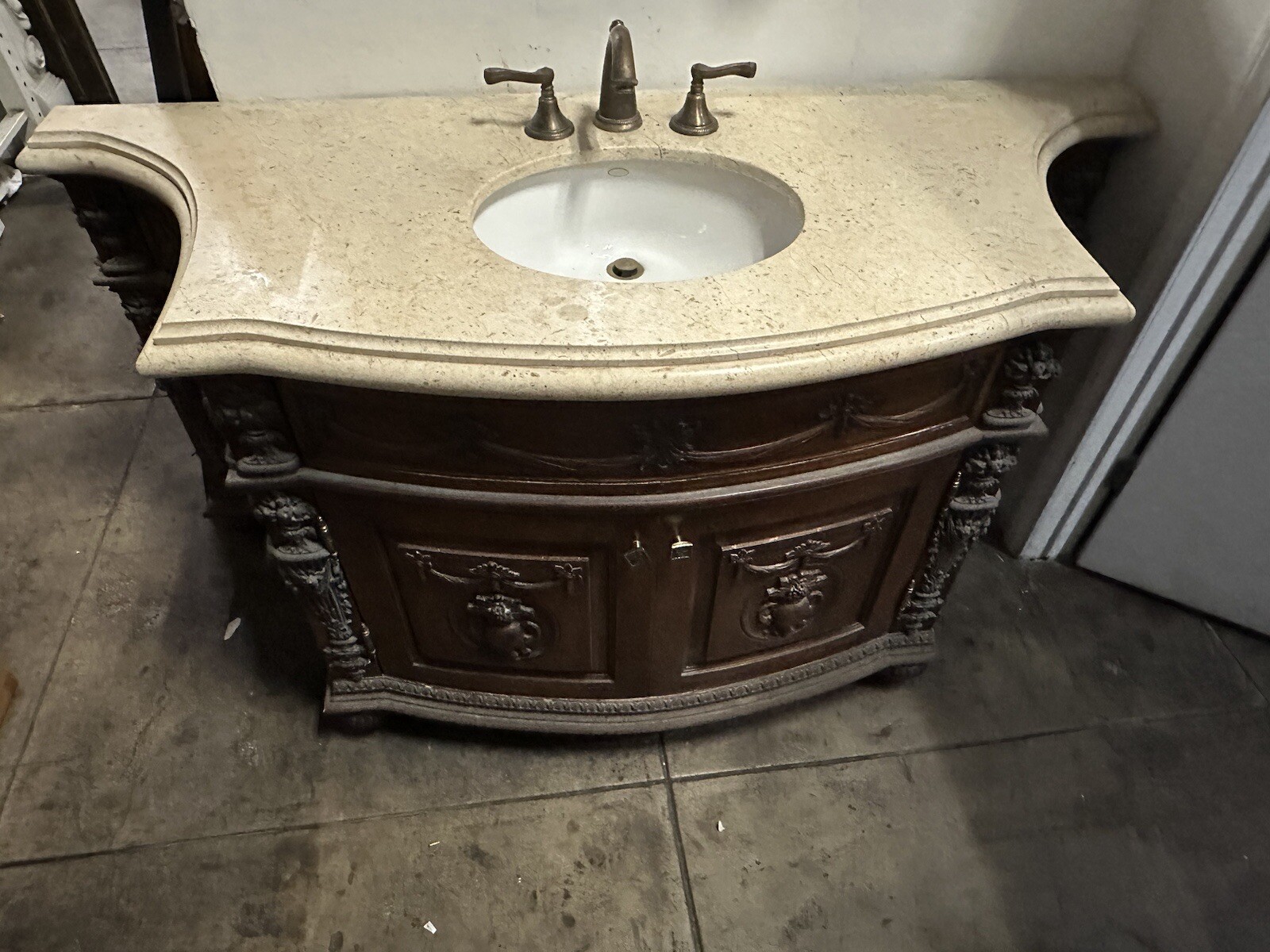 Stone Top Vanity In Lebelvedere Castle 68×27
