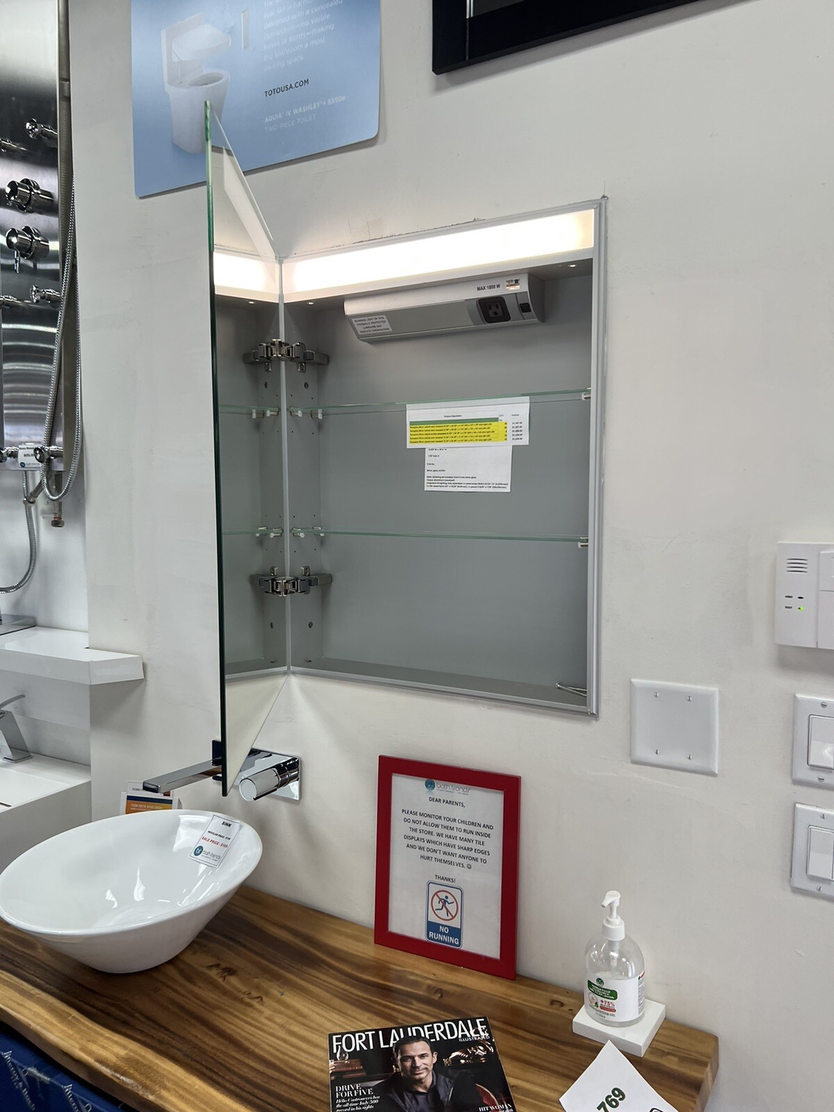 Villeroy & Boch LED Mirror Medicine cabinet, 23 5/8″ 29 3/8″ 4 1/4″ A417UR00